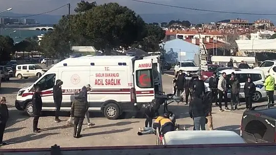 Ayvalık'ta motosiklet ticari araçla çarpıştı: 2 yaralı