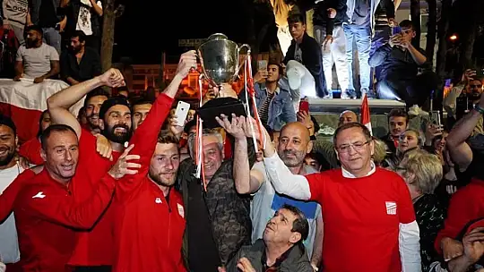 Ayvalık'ta şampiyonluk sevinci meydanlara sığmadı