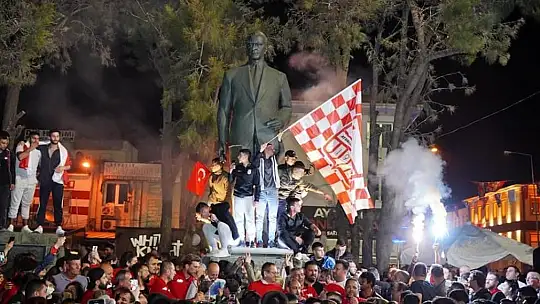 Ayvalık'ta şampiyonluk sevinci meydanlara sığmadı