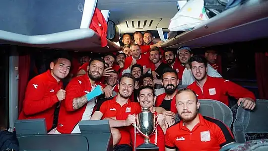 Ayvalık'ta şampiyonluk sevinci meydanlara sığmadı