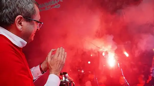 Ayvalık'ta şampiyonluk sevinci meydanlara sığmadı