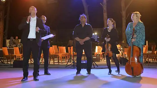 Ayvalık'ta Sebahat-Cihan Şişman Güzel Sanatlar Lisesi öğrencilerinden gençlik konseri