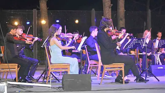 Ayvalık'ta Sebahat-Cihan Şişman Güzel Sanatlar Lisesi öğrencilerinden gençlik konseri