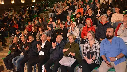 Ayvalık'ta Sebahat-Cihan Şişman Güzel Sanatlar Lisesi öğrencilerinden gençlik konseri