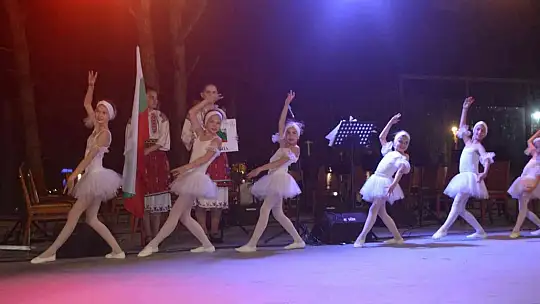 Ayvalık'ta Sebahat-Cihan Şişman Güzel Sanatlar Lisesi öğrencilerinden gençlik konseri