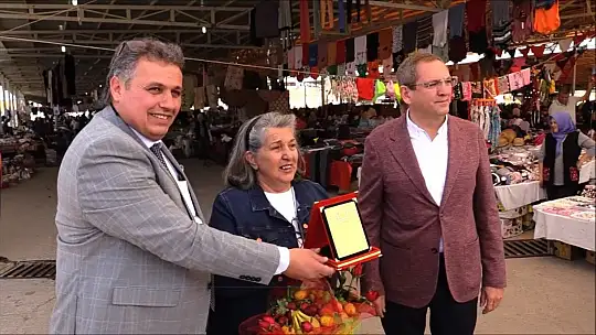Ayvalık'ta sebze ve meyvecilerle, Başkan Ergin anneleri unutmadı