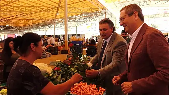 Ayvalık'ta sebze ve meyvecilerle, Başkan Ergin anneleri unutmadı