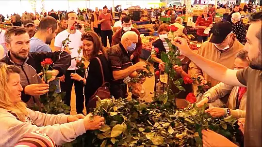 Ayvalık'ta sebze ve meyvecilerle, Başkan Ergin anneleri unutmadı