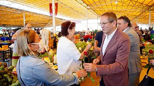Ayvalık'ta sebze ve meyvecilerle, Başkan Ergin anneleri unutmadı
