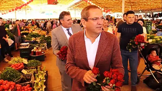 Ayvalık'ta sebze ve meyvecilerle, Başkan Ergin anneleri unutmadı