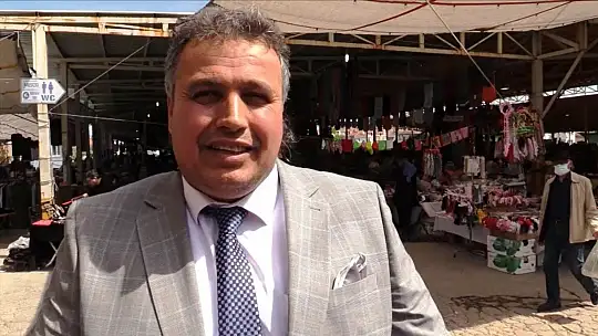 Ayvalık'ta sebze ve meyvecilerle, Başkan Ergin anneleri unutmadı