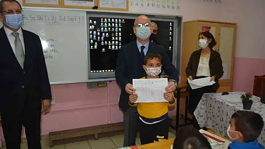 Ayvalık'ta yarı yıl tatilinde öğrencilerin karne heyecanı