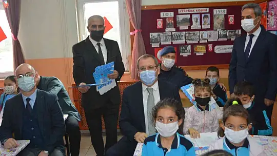 Ayvalık'ta yarı yıl tatilinde öğrencilerin karne heyecanı