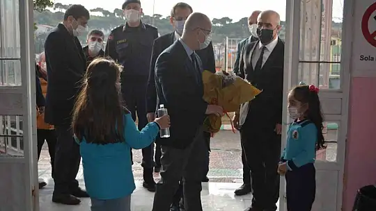 Ayvalık'ta yarı yıl tatilinde öğrencilerin karne heyecanı