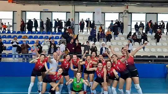 Ayvalıklı kızlar Havran Belediyespor'u namağluptan etti