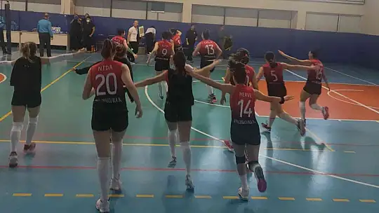 Ayvalıklı kızlar Havran Belediyespor'u namağluptan etti