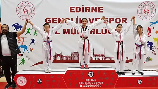 Ayvalıklı tekvandocular başarıya doymuyor