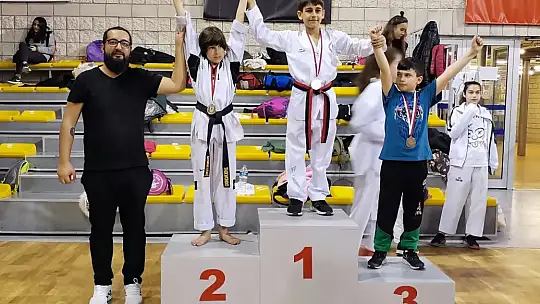 Ayvalıklı tekvandoculardan 23 Nisan armağanı