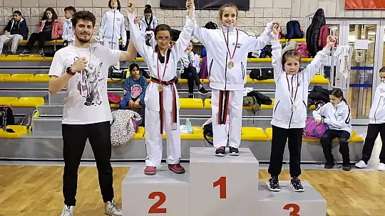 Ayvalıklı tekvandoculardan 23 Nisan armağanı