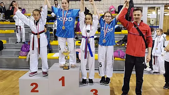 Ayvalıklı tekvandoculardan 23 Nisan armağanı