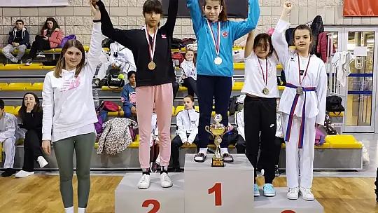 Ayvalıklı tekvandoculardan 23 Nisan armağanı