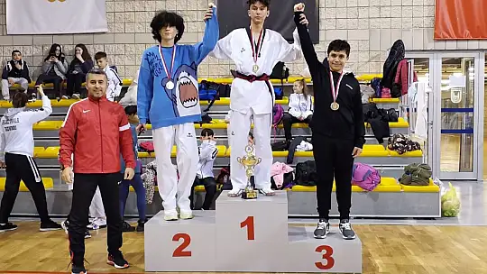 Ayvalıklı tekvandoculardan 23 Nisan armağanı