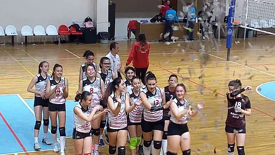 Ayvalıkspor küçük kızlar da il şampiyonu