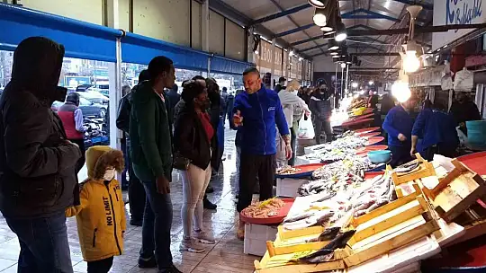 Balık bol olunca vatandaş balık haline koştu