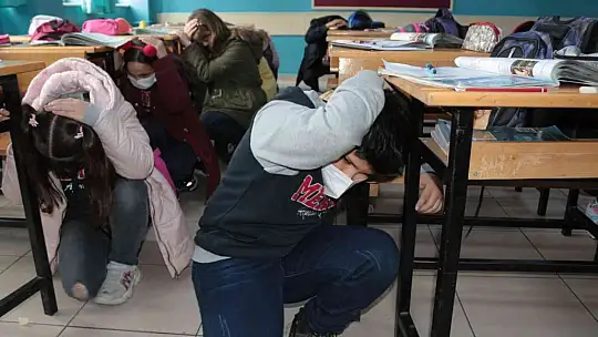 Balıkesir'de 'Deprem Anı ve Tahliye Tatbikatı' yapıldı