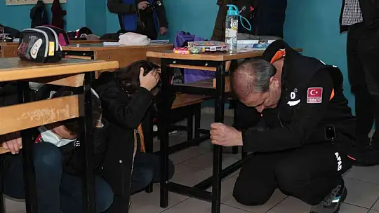 Balıkesir'de 'Deprem Anı ve Tahliye Tatbikatı' yapıldı