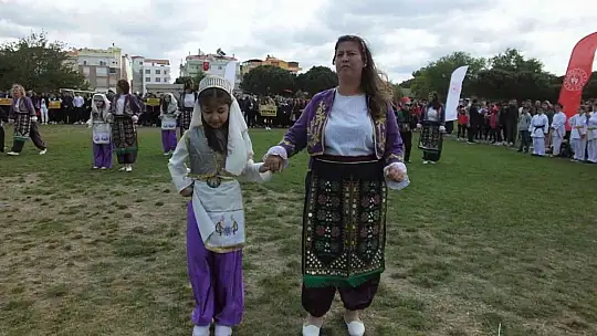 Balıkesir'de anne çocuk halk oyunları ekibi gösteri yaptı