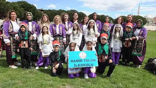 Balıkesir'de anne çocuk halk oyunları ekibi gösteri yaptı