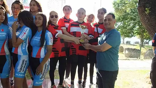 Balıkesir'de bisiklet yarışlarının ikinci gününde ödül töreni yapıldı