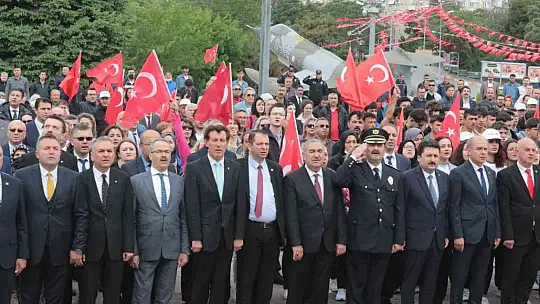 Balıkesir'de gençler 19 Mayıs'ı yürüyüşle kutladı