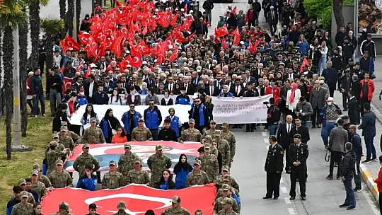 Balıkesir'de gençler 19 Mayıs'ı yürüyüşle kutladı