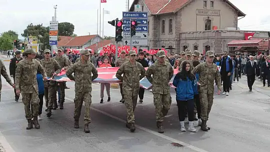 Balıkesir'de gençler 19 Mayıs'ı yürüyüşle kutladı