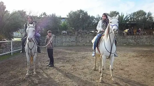 Balıkesir'de kız öğrencilere at binme dersi