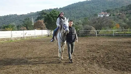Balıkesir'de kız öğrencilere at binme dersi