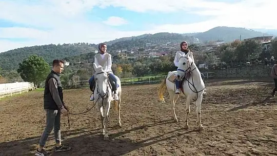 Balıkesir'de kız öğrencilere at binme dersi