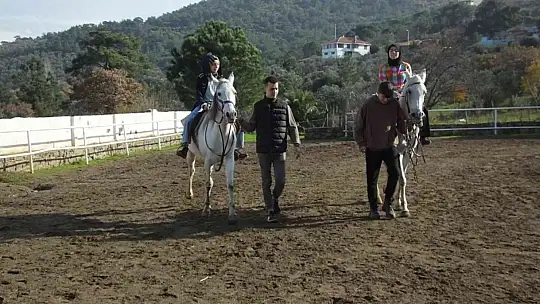 Balıkesir'de kız öğrencilere at binme dersi