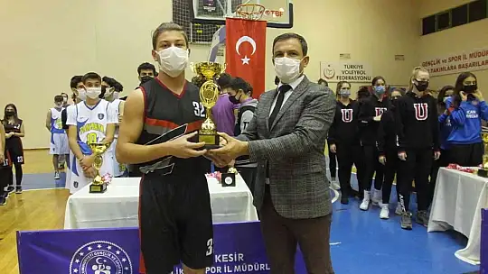 Balıkesir'de Okul Sporları Bölge Birinciliği ödül töreni coşkusu