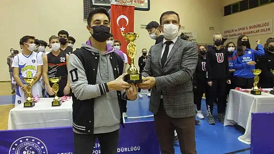 Balıkesir'de Okul Sporları Bölge Birinciliği ödül töreni coşkusu