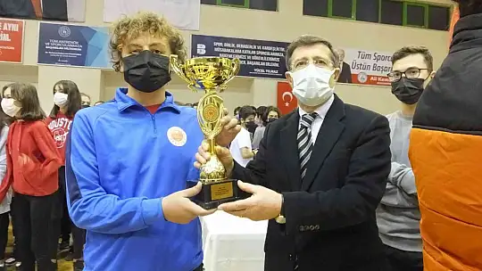 Balıkesir'de Okul Sporları Bölge Birinciliği ödül töreni coşkusu