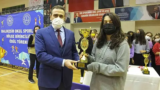 Balıkesir'de Okul Sporları Bölge Birinciliği ödül töreni coşkusu