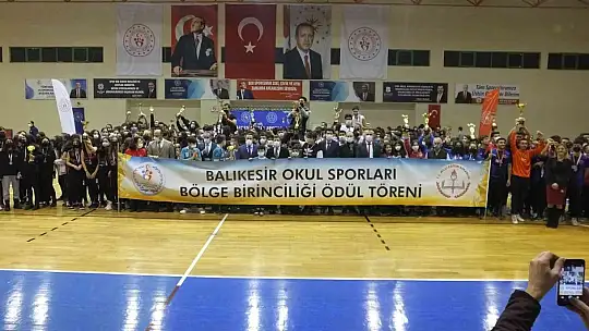 Balıkesir'de Okul Sporları Bölge Birinciliği ödül töreni coşkusu