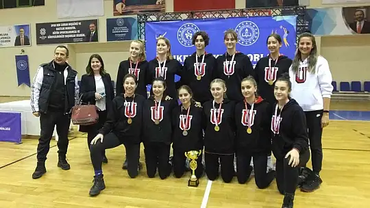 Balıkesir'de Okul Sporları Bölge Birinciliği ödül töreni coşkusu