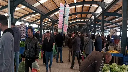 Balıkesir'de pazarda arefe günü yoğunluğu