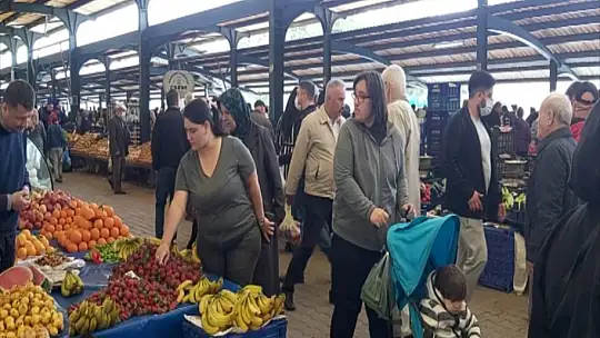 Balıkesir'de pazarda arefe günü yoğunluğu