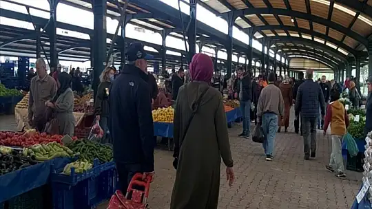 Balıkesir'de pazarda arefe günü yoğunluğu