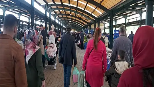 Balıkesir'de pazarda arefe günü yoğunluğu